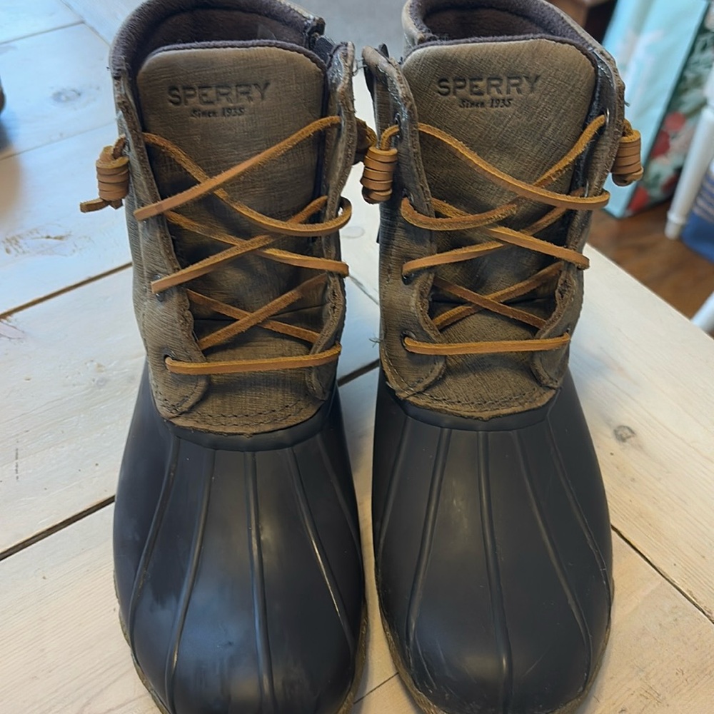 Women's Sperry boots size 8- in great condition only worn a couple times